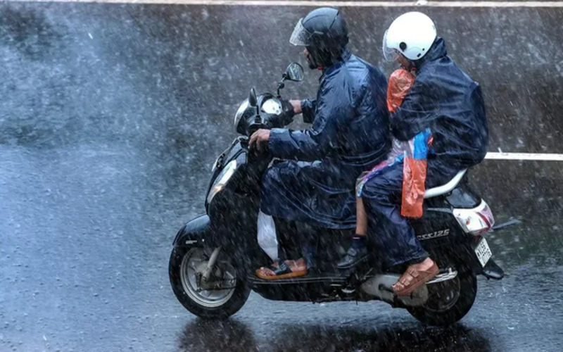 Delhi Remains Under Cold Wave, Intermittent Rain Provides Little Relief