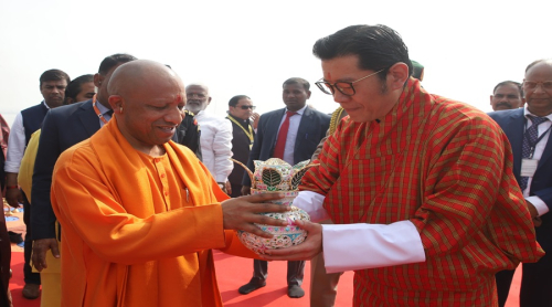 Bhutan's King Jigme Khesar Namgyel Wangchuck and UP CM Yogi Adityanath performed Aarti at Triveni Sangam