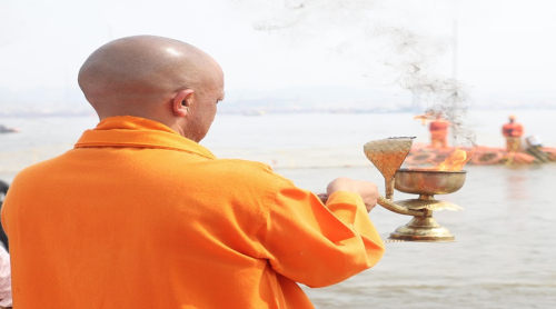 Bhutan's King Jigme Khesar Namgyel Wangchuck and UP CM Yogi Adityanath performed Aarti at Triveni Sangam