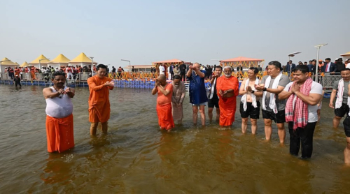 Bhutan's King Jigme Khesar Namgyel Wangchuck and UP CM Yogi Adityanath performed Aarti at Triveni Sangam