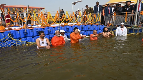 Bhutan's King Jigme Khesar Namgyel Wangchuck and UP CM Yogi Adityanath performed Aarti at Triveni Sangam