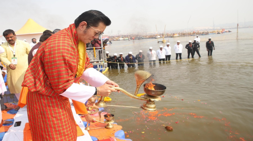 Bhutan's King Jigme Khesar Namgyel Wangchuck and UP CM Yogi Adityanath performed Aarti at Triveni Sangam