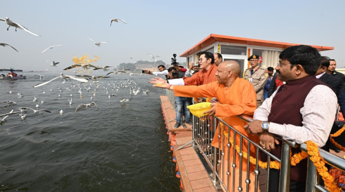 Bhutan's King Jigme Khesar Namgyel Wangchuck and UP CM Yogi Adityanath performed Aarti at Triveni Sangam