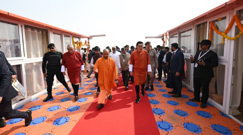 Bhutan's King Jigme Khesar Namgyel Wangchuck and UP CM Yogi Adityanath performed Aarti at Triveni Sangam