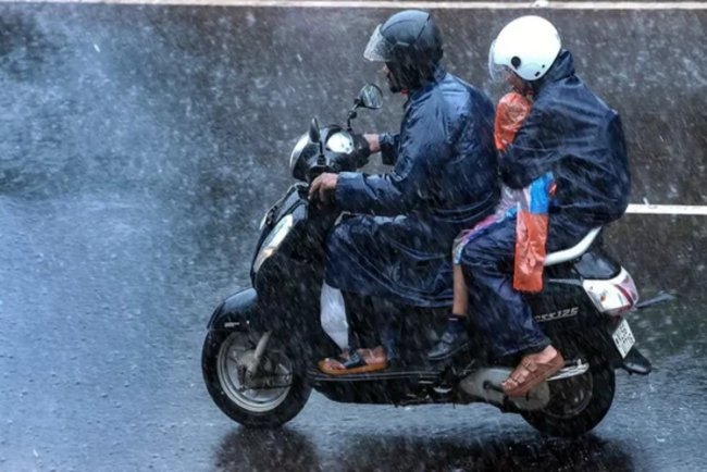 Delhi Remains Under Cold Wave, Intermittent Rain Provides Little Relief