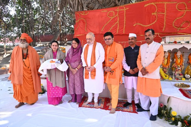 Amit Shah and Yogi Adityanath Receive Saints' Blessings at Triveni Sangam