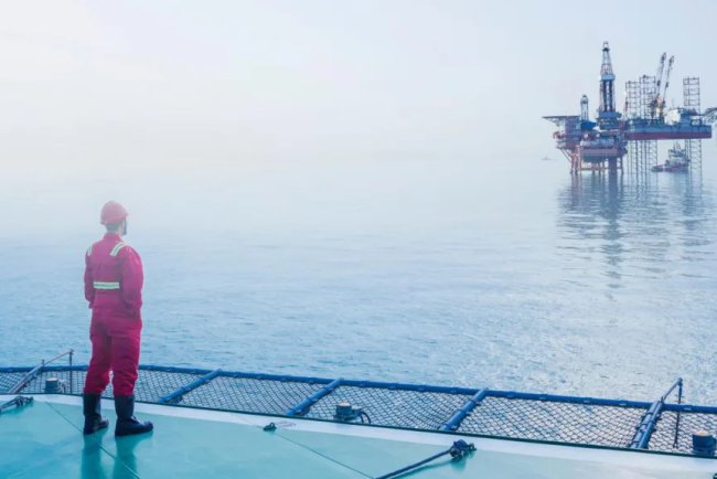 UK’s Clean Energy Goals at Risk as Oil Jobs Cut and Renewable Projects Stall