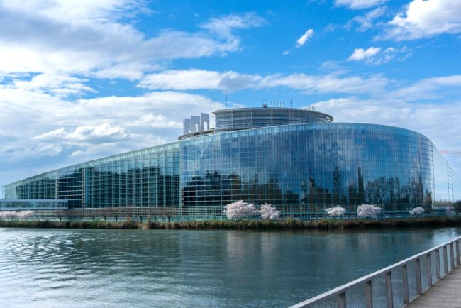 EU Approves Flexible CO2 Rules for Carmakers Until 2027