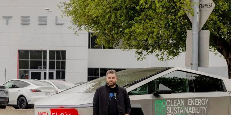 Ex-Tesla Employee Criticizes Musk, Claims Politics Hurt Sales