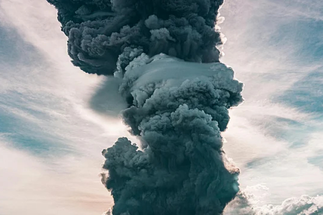 Indonesian Volcano Eruption Disrupts Bali Flights