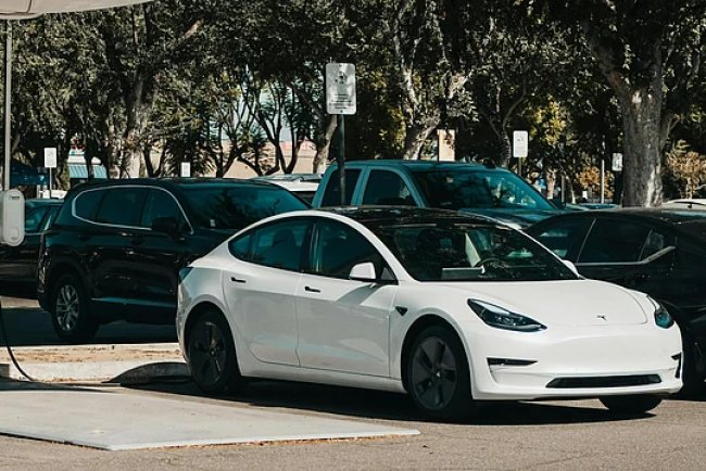 India EV Sales Grow, Charging Lags in June 2025