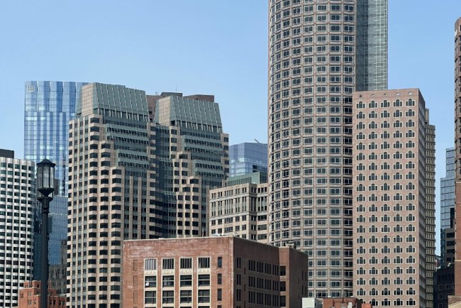 US Firms Sustain Green Investment Quietly Amid Regulatory Pushback