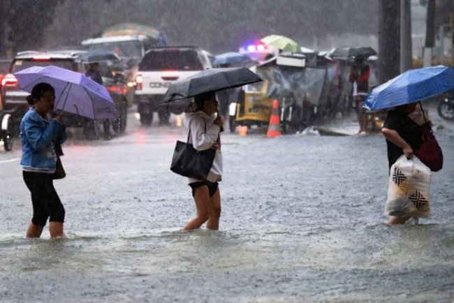 Flooding in Manila Displaces Thousands, Two Missing Amid Ongoing Rains