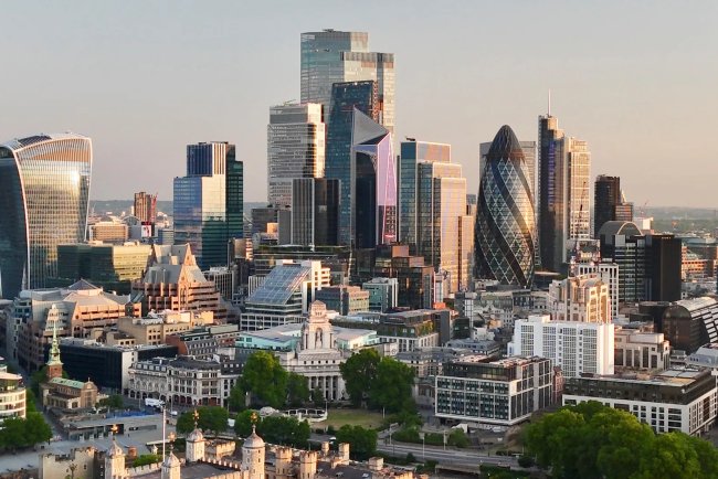 UK Businesses Retreat from Climate Targets Amid Growth Concerns