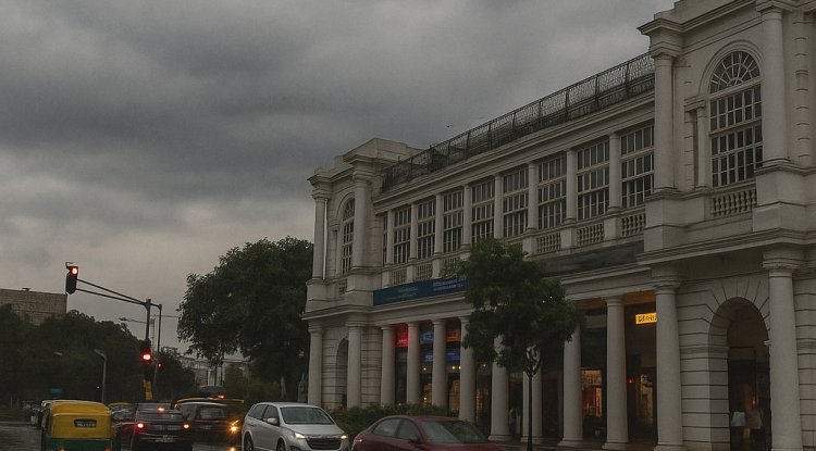 Cloudy Morning and Light Rain Bring Cool Weather to Delhi