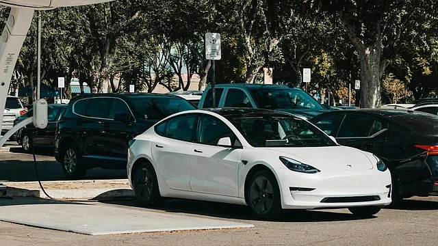 India EV Sales Grow, Charging Lags in June 2025