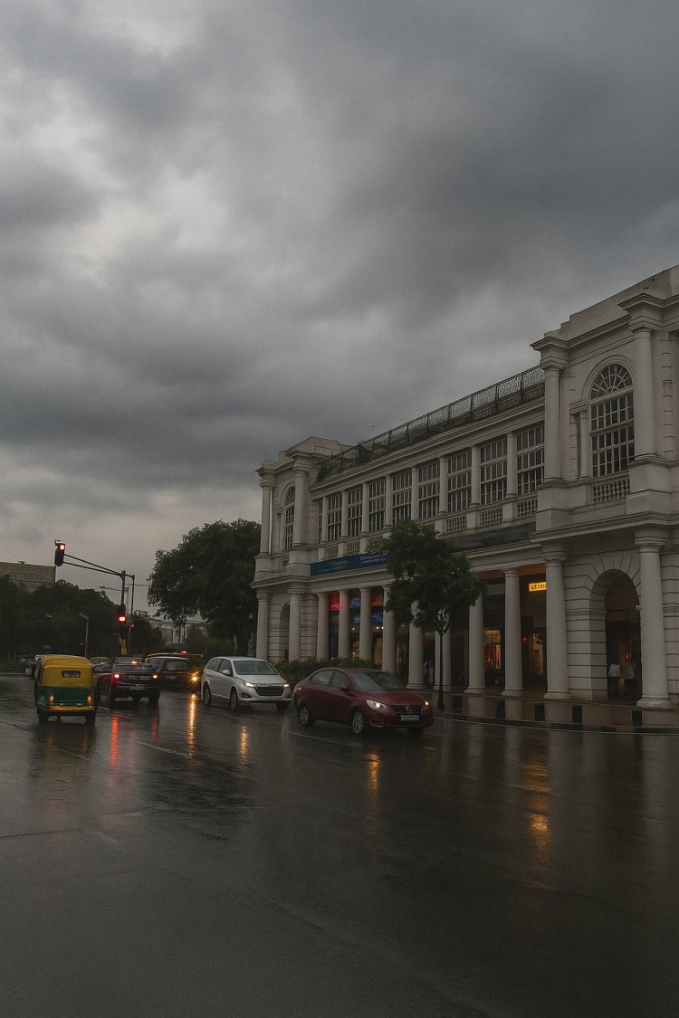 Cloudy Morning and Light Rain Bring Cool Weather to Delhi