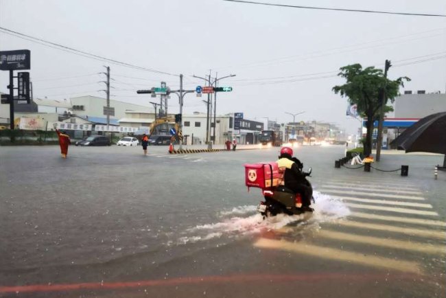 Torrential Rain Leaves Four Dead in Taiwan, Triggers Floods and Landslides