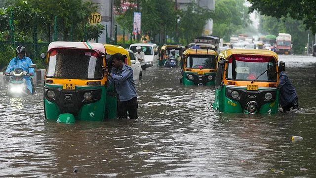 IMD Maintains Orange Alert for Heavy Rain Across Multiple States, Causing Travel Disruptions in August 2025