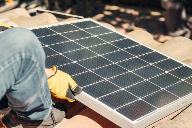 US Solar Deployment Faces 18% Decline Amid Policy Uncertainty