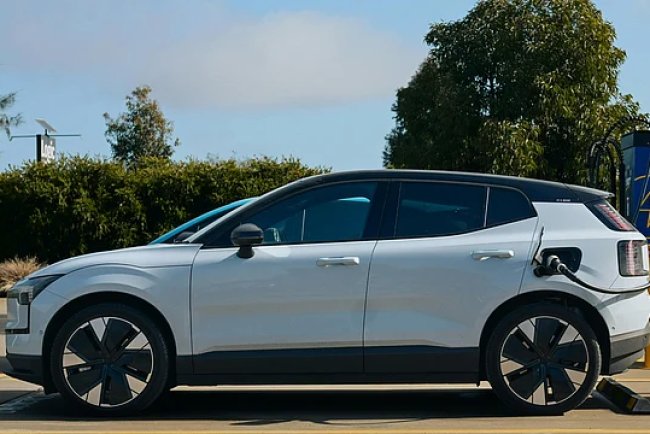 Tata Power and Tata Passenger Electric Mobility Launch Mega EV Charging Hub in Mumbai