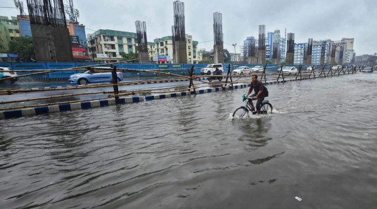 Extreme weather may trap vulnerable groups while others migrate, study finds