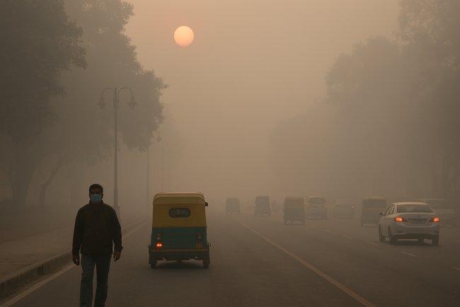 Delhi Chokes Again Under Thick Smog, Air Quality Turns ‘Very Poor’