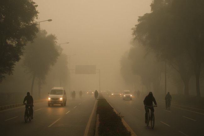 Delhi-NCR Shivers as Temperature Drops; Air Quality Jump to ‘Severe’ Category