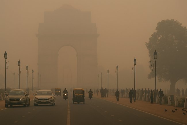 Delhi Chokes Under Toxic Smog as AQI Nears 400