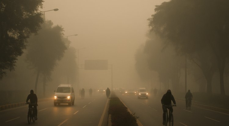 Delhi-NCR Shivers as Temperature Drops; Air Quality Jump to ‘Severe’ Category