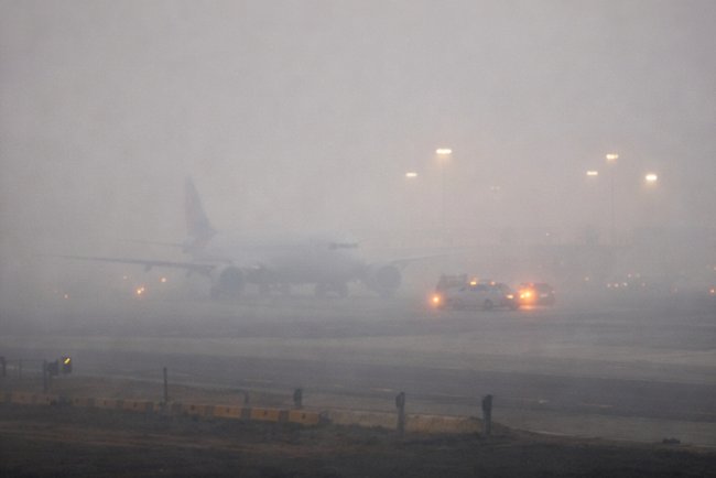 Delhi Choked by Dense Fog, AQI 400+, Cold Wave Alert Issued