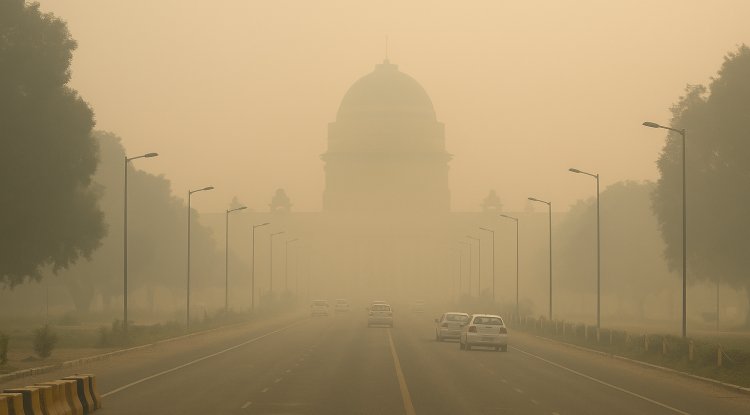 Delhi’s Air Turns Toxic: AQI Climbs Beyond 300