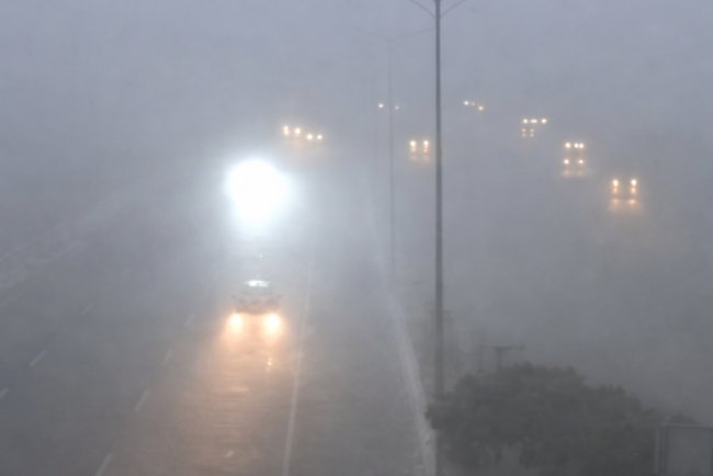 Delhi-NCR Gripped by Severe Cold as Temperatures Near Freezing, IMD Issues Yellow Alert