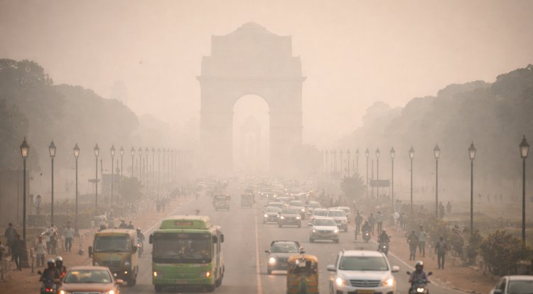 Delhi Wakes to Smoggy Skies, AQI Stays ‘Poor’, Temperatures Likely to Climb
