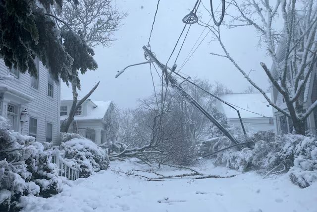 Winter Storm Hits US Northeast: Schools Closed, Flights Cancelled, Power Disruptions