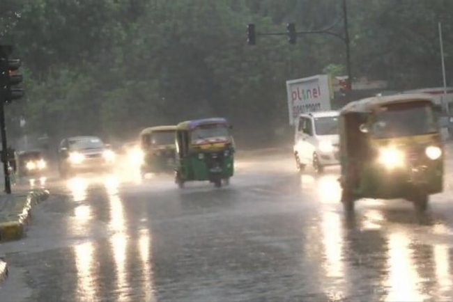 Cloudy Morning in Delhi Brings Light Rain, Minimum Temperature at 17.6°C