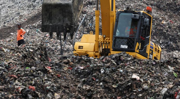 Indonesia Landfill Collapse Kills Four, Rescuers Search for Missing Near Jakarta