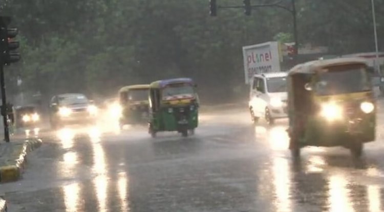 Cloudy Morning in Delhi Brings Light Rain, Minimum Temperature at 17.6°C