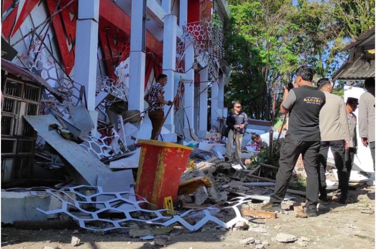 Indonesia Earthquake Kills One, Triggers Small Tsunami After 7.4 Magnitude Quake