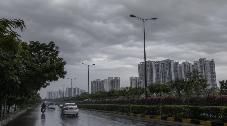 Delhi-NCR Weather Swings Today: Short Rain Spells Give Way to Sunshine