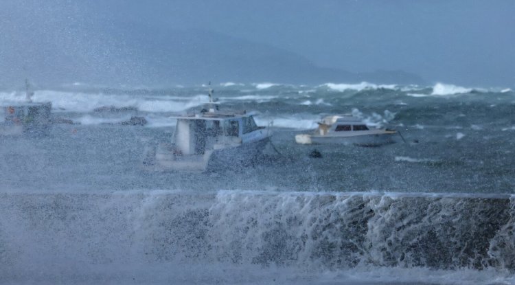 Hundreds Evacuated After Massive Waves And Storm Hit Wellington